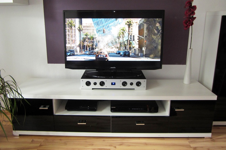 Der Plan ist simpel wie genial: Die Quadral Magique wird einfach aufs Side- oder Lowboard gelegt und der Fernseher (bis 50 Zoll Diagonale) auf ihr platziert.