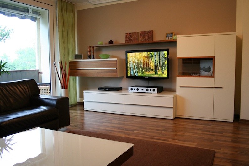 Dank seiner ultraflachen Form macht Quadrals Magique auch dann eine gute Figur, wenn der Flat-TV an der Wand hängt.