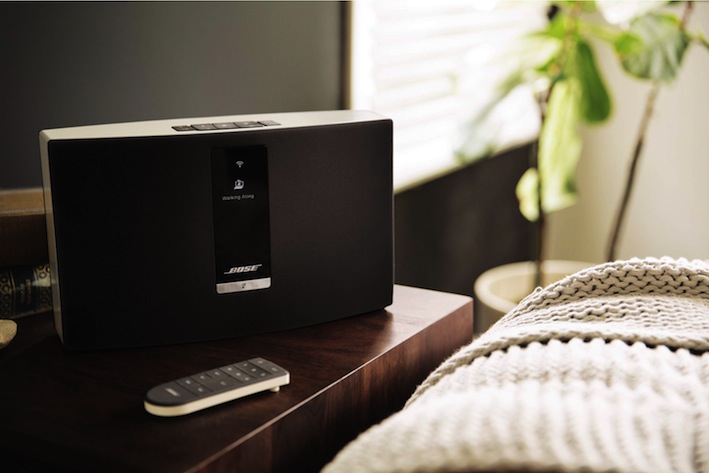 Es gibt für jeden Raum ein SoundTouch Wi-Fi Music System, und alle kommunizieren kabellos. Jedes der Systeme verbindet sich über das heimische WLAN-Netzwerk direkt mit dem Internet; wer zu Hause über WLAN und einen Computer verfügt, hat bereits alles, um gespeicherte Musik, Internet-Radio oder Musikdienste zu streamen.