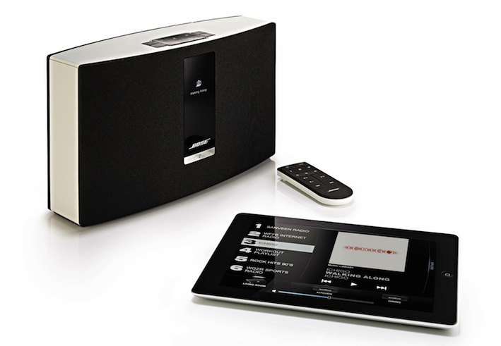 SoundTouch Wi-Fi Systems ermöglichen es, Musik per Tastendruck vom Smartphone oder Tablet oder über eine App zu streamen. Auf dem System selbst und der dazugehörigen Fernbedienung können sechs Voreinstellungen (Presets) abgelegt und abgerufen werden.