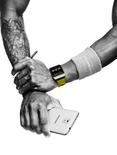 Starkes Duo: Über Mikrofon, Lautsprecher und die Sprachsteuerung S Voice können Gear-Nutzer Telefonate führen – und zwar ohne das verbundene Smartphone in die Hand nehmen zu müssen.