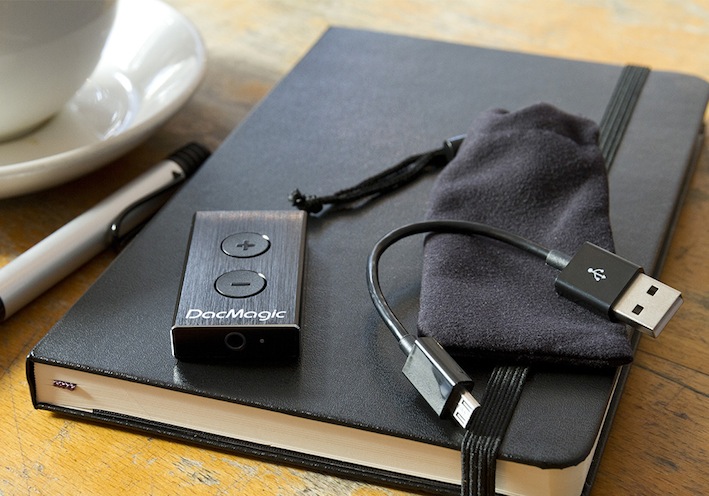 Das DacMagic XS ist klein genug, um überall dabei zu sein. Über einen USB-Steckplatz lässt er sich der problemlos an PC oder Mac anschließen und mit Strom und Audio-Dateien versorgen.