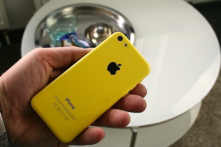 Das iPhone 5c verfügt über ein sehr wertiges Polycarbonat-Gehäuse und ist in den Farben Blau, Grün, Pink, Gelb und Weiß verfügbar.