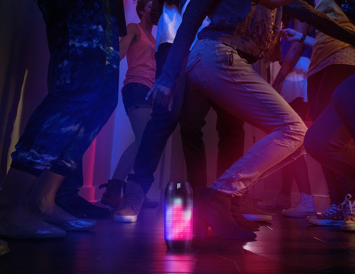 Lichtszenarien im Einklang der Musik: Der JBL Pulse weiß zu beeindrucken!