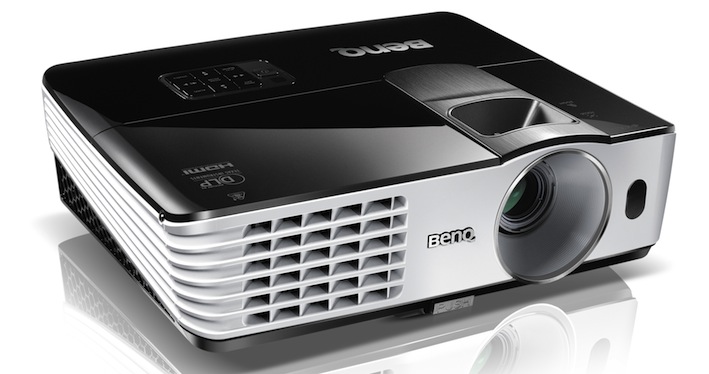 BenQ MH680: Lichtstarker Full-HD-Projektor mit WLAN-Dongle zur kabellosen Datenübertragung.