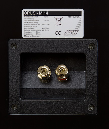 Massive Schraubklemmen dieser Qualität sind bei kompakten Schallwandlern eher unüblich. Diese bieten auch Kabeln größeren Querschnitts einen festen Halt und erlauben besten Signaltransfer.