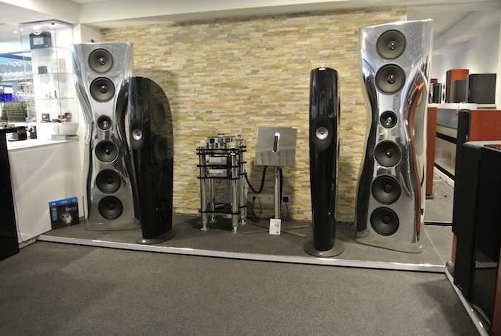 Neben vielen beeindruckenden Audio-Reference-Produkten befinden sich bei Raum Ton Kunst noch weitere Highen-Highlights wie beispielsweise KEFs Muon oder Blade in der Vorführung.
