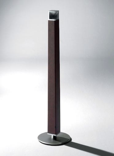 Yamahas zeitlos-schicke Klangskulptur ragt 1,15 Meter in die Höhe. Der solide Fuß bietet einen sicheren Stand und ist wie das Kopfteil aus wertigem Metall in Silber-Optik gefertigt.