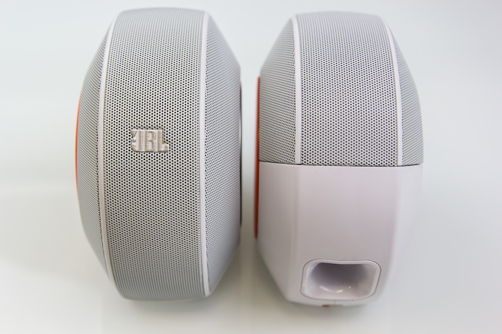 Für einen voluminöseren Grundton spendierte JBL seinen "Röllchen" rückseitig eingelassene Bassreflex-Ports.