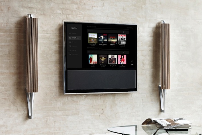Wer bereits einen BeoPlay V1, BeoVision 11 oder BeoVision 12 New Generation besitzt, kann die neue Spotify-Funktionalität als Software-Upgrade kostenlos herunterladen. Um das Spotify Software-Update zu nutzen und den BeoPlay V1 mit der Smart-TV-Funktion aktualisieren zu können, muss man Spotify-Premium-Kunde sein.