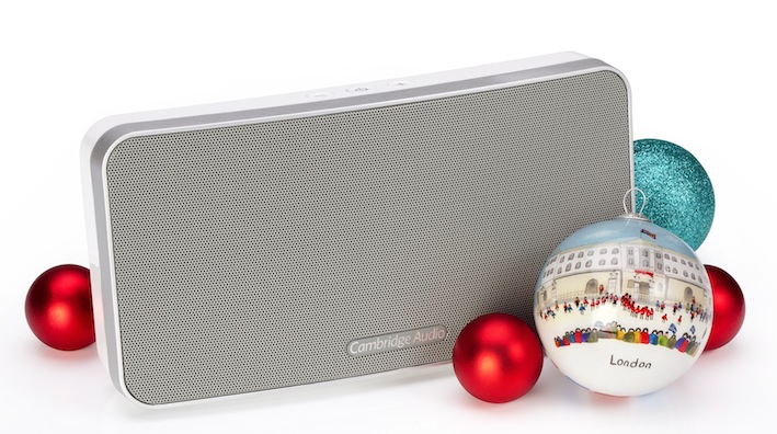 Der „Flexible“ Ob beim gemütlichen Weihnachtsfest in den eigenen vier Wänden, der wilden X-mas-Party im Büro oder dem anschließenden Erholungsurlaub in der Südsee – wer seine Lieblings-Songs immer und überall in bester Qualität hören möchte, kommt um den Minx Go nicht herum. Der kleine, handtaschentaugliche Lautsprecher lässt sich via Bluetooth schnell mit nahezu jedem Smartphone, Tablet oder PC verbinden und beweist mit 18 Stunden Laufzeit echtes Durchhaltevermögen. Preis: 129 Euro. Erhältlich in den Farben weiß und schwarz.