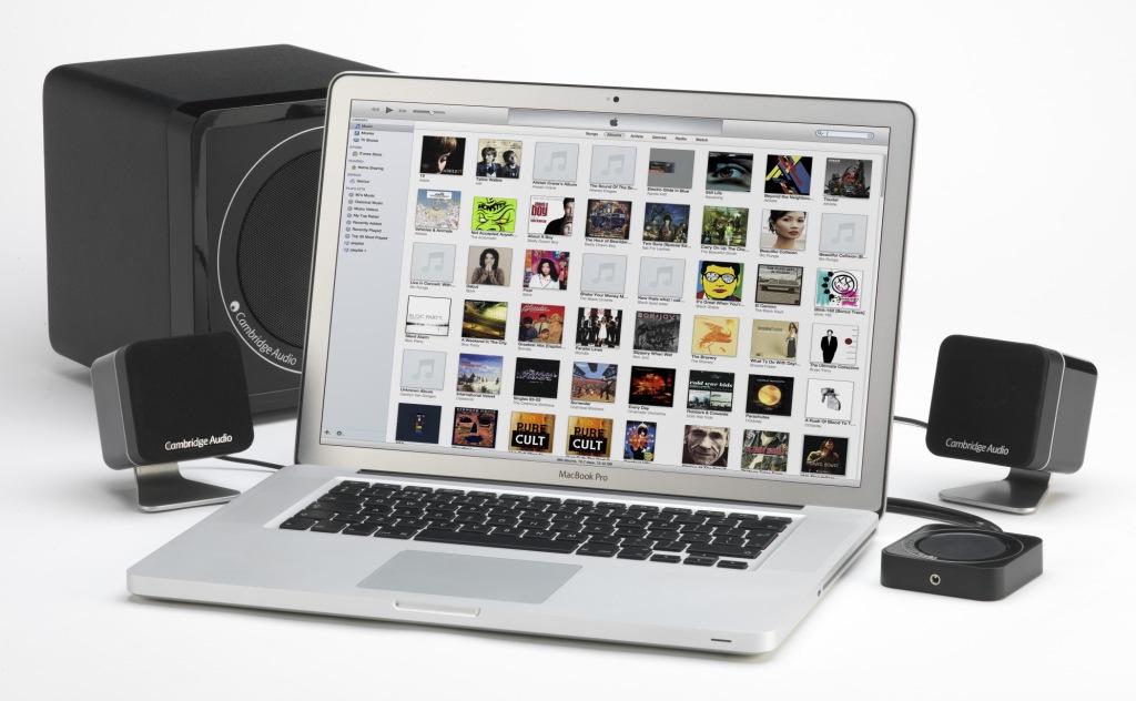 Der „Gamer“ Das multimediale Lautsprechersystem Minx M5 gibt Audio-Informationen aus Filmen und Spielen nahtlos wieder. Es beinhaltet zwei Satellitenlautsprecher, einen Subwoofer mit integriertem Verstärker sowie einen Desktop Control Hub. Trotz der geringen Größe bietet Minx M5 beste HiFi-Qualität und sorgt für höchsten Musik-, Film- und Gaming-Genuss. Und mal ehrlich: Bei wem liegt wohl kein Film, Musikalbum oder Computerspiel unterm Weihnachtsbaum? Preis: 199 Euro.
