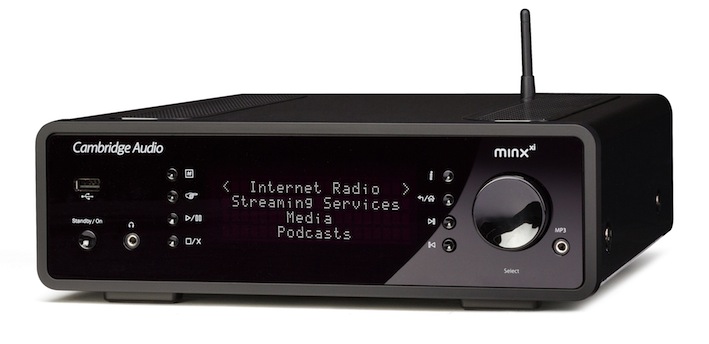 Der „Streamer“ Minx Xi ist eine All-in-One-Musikanlage, die Musik aus nahezu jeder Quelle (z.B. Heimnetzwerk, per Streaming oder Bluetooth, Internetradio etc.) in bester HiFi-Qualität wiedergibt. Mit der flexiblen Musikanlage wird Weihnachtsmusik in jedem Fall zu einem besonderen Erlebnis. Preis: 799 Euro. Erhältlich in den Farben weiß und schwarz.