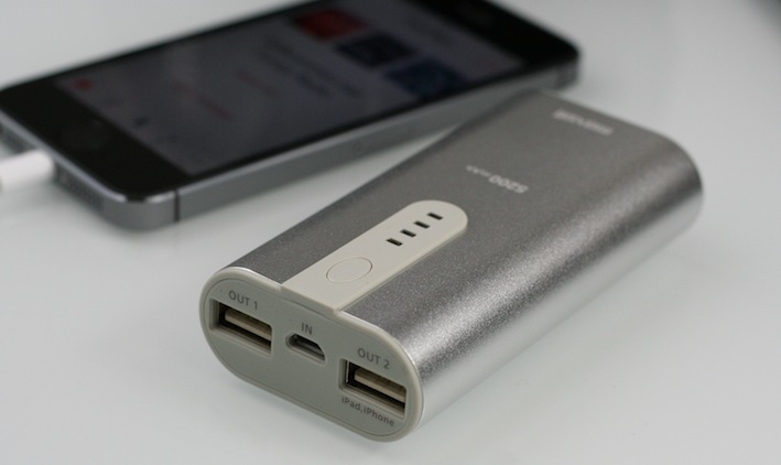 Mitgedacht: Da Maxells Powerbank 5200 gleich zwei USB-Ausgänge besitzt, lassen sich zwei Mobilgeräte parallel "befüllen".