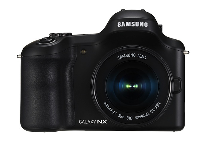 Die Samsung GALAXY NX ist seit August 2013 zu einem Preis von 1.499 Euro (UVP) im Handel erhältlich.