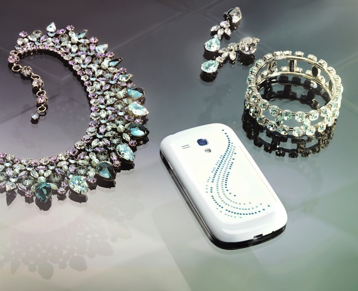 Einzigartiger geht es nicht: das GALAXY S III mini funkelt in einem Kleid aus Swarovski-Kristallen