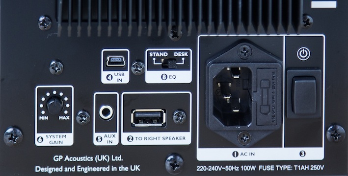 Master-Box: Neben der kabellosen Zuspielung via WLAN lassen sich Signale auch digital via USB, analog (3,5mm Klinke) und auch über den (hier nicht sichtbaren) Ethernet-Anschluss zuspielen. 
