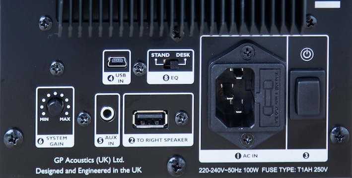 Master-Box: Neben der kabellosen Zuspielung via WLAN lassen sich Signale auch digital via USB, analog (3,5mm Klinke) und auch über den (hier nicht sichtbaren) Ethernet-Anschluss zuspielen. 