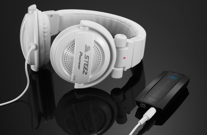 Gönn dir auch unterwegs den ultimativen HiFi-Sound mit Pioneers STEEZ-Headphones.