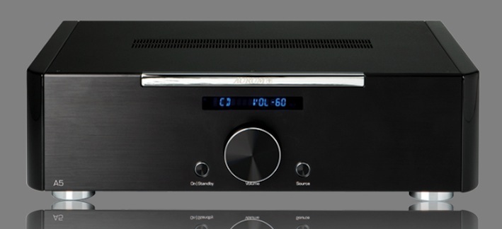 AURUM A5 Referenz-Verstärker 2 x 1 = A5. Dies ist unsere Formel für musikalische Leidenschaft in Reinkultur: basierend auf einem Doppelmonoaufbau mit getrennter Stromversorgung, Signalverarbeitung sowie –verstärkung, reizen wir bei unserem High-End Vollverstärker das komplette Spektrum an technischen und wissenschaftlichen Erkenntnissen der Schaltungstechnik aus, damit Sie Hörerlebnisse der Extraklasse genießen können. Großen Wert haben wir dabei auf eine Symbiose aus einer höchst feingliedrigen bzw. detaillierten Spielweise gelegt, deren Stärke aber auch gleichzeitig in ihrer famosen Klangdynamik sowie Kraft zu finden ist.