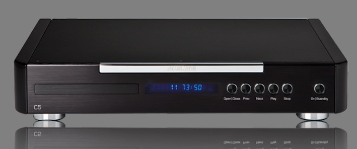 AURUM C5 DA Referenz-CD-Player Unser C5 Referenz CD-Player sorgt durch seinen kompromisslosen Aufbau dafür, dass die Bits&Bytes einer Audio-CD ihre musikalische Kunst absolut ungetrübt entfalten. Ausgeklügelte Schwingungsdämpfer entkoppeln das Laufwerk von der Umgebung. Zusammen mit vielen weiteren Highlights, wie z.B. den diskret aufgebauten Class-A Ausgangsstufen ergibt sich ein verzerrungsarmes Klangbild größter Klangnatürlichkeit, ohne jeglichen analytischen Flair. Für eine optimale Verbindung zum A5 Referenz Verstärker stehen vollsymmetrische XLR-Buchsen zur Verfügung.