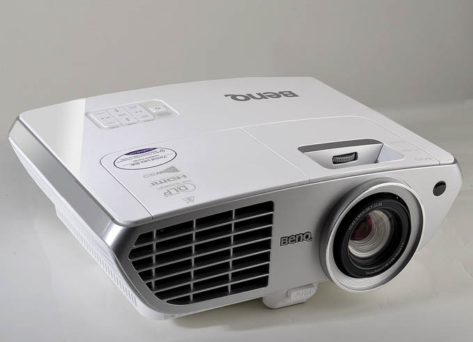 Der formschöne Benq W1300 erzeugt ein 3 Meter breites Bild aus einer Entfernung von 4,20 – 6,30 Meter. Damit kann er hinten im Wohnzimmer platziert werden, so dass er über die Köpfe hinweg strahlt. Foto: Michael B. Rehders