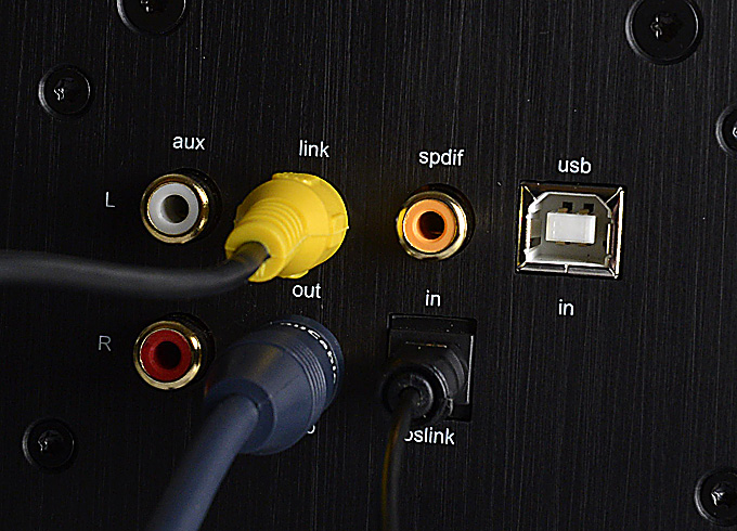 Der AW-350 wird ebenfalls am linken Lautsprecher angeschlossen. Der Stecker des Y-Kabels kommt in die Buchse „sub“. Foto: Michael B. Rehders