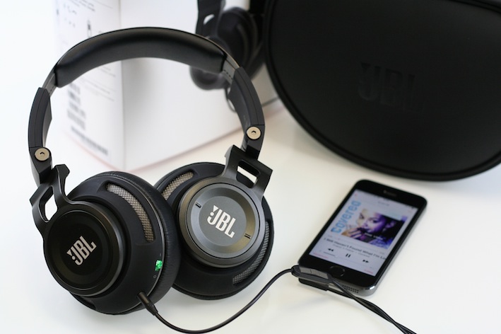 Der Synchros S500 trumpf erstmals mit der zum Patent angemeldeten Signalverarbeitungstechnologie JBL LiveStage™ auf.