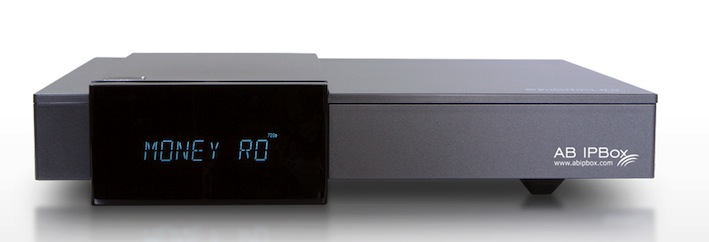 Ein Novum beim „Prismcube“ ist das XBMC-Mediacenter. Multimediainhalte aus dem Netz oder per USB lassen sich damit wiedergeben, wobei der „Prismcube Ruby“ mit allen gängigen Audio- und Videoformaten wie MKV, AVI, MP3 und MP4 umgehen kann.