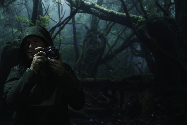 Um die Kamera beim Filmen noch stabiler und komfortabler bedienen zu können, ist die FinePix S1 mit einer zweiten Zoomtaste direkt am Objektiv ausgestattet.