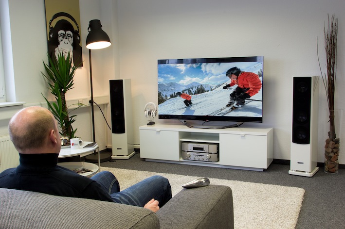 Mit der verbesserten SmartShare-Funktion können Konsumenten durch Anschlussmöglichkeiten wie WiDi und Miracast Inhalte externer Geräte spielend einfach auf den LG Smart TV übertragen. In den neuen TV-Geräten für 2013 ist jetzt auch Tag On implementiert. Tag On verbindet sofort zwei Geräte für einen schnelleren Datenaustausch. Hierfür hält der Nutzer einfach das Smartphone oder eine anderes NFC-fähiges Gerät neben den NFC Aufkleber des CINEMA 3D Smart TVs. Ein weiteres Feature der neuen Fernsehgeräte ist die Einbindung der LG Cloud, über die Inhalte praktisch von überall über das Gerät gestreamt werden können.