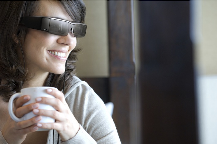 Die Zukunft heißt tragbare Technologie. Die Epson „Augmented Reality“ Brille der zweiten Generation ist nur etwa halb so groß und 60 Prozent leichter als das Vorgängermodell.
