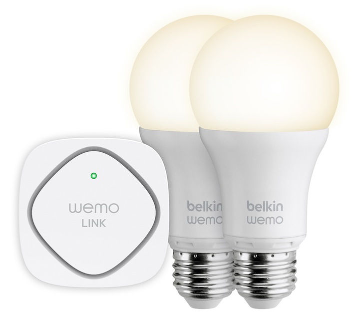 Das WeMo LED Licht Starter Set beinhaltet zwei Glühbirnen und einen WeMo Link, über den sich bis zu 50 einzelne Glühbirnen steuern lassen. Letztere lassen sich auch einzeln käuflich erwerben.