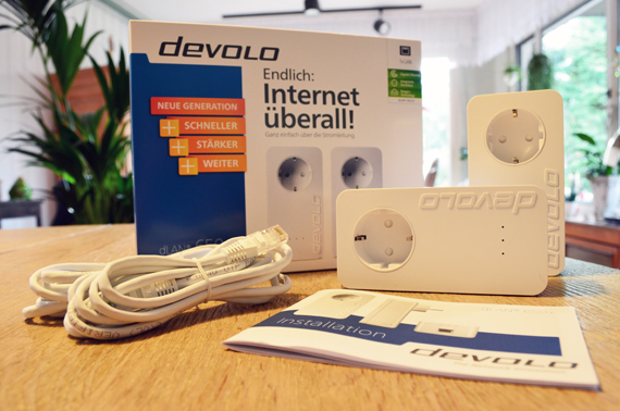 Das Starterkit im Test besteht aus einer Kurzanleitung, zwei Adaptern und den benötigten LAN-Kabeln. Diese sind mit einer Länge von zwei Metern im Normalfall ausreichend für den sofortigen Einsatz.