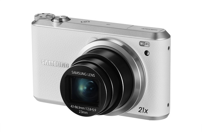 Samsung Smart Camera WB350F: elegantes Retrodesign und leistungsstarker Zoom Im schlanken Gehäuse der WB350F im hochwertigen Retro-Look verbirgt sich ein leistungsstarker 16-Megapixel-BSI-CMOS-Sensor. Dank des 21-fachen Zooms, des 23-mm-Weitwinkelobjektivs und optischer Bildstabilisation (OIS) lassen sich auch entfernte Motive in ihrer Detailfülle festhalten und mit anderen teilen. Videos zeichnet die WB350F in Full HD-Qualität bei 30 Bildern pro Sekunde auf. Mit der Baby Monitoring-Funktion übernimmt die WB350F zudem die Aufgaben eines klassischen Babyfons: Das Kameramikrofon überträgt per Wi-Fi Geräusche aus dem Kinderzimmer auf ein Smartphone, sodass Eltern keine zusätzlichen Geräte benötigen, um ihr Baby auch im Raum nebenan sicher zu wissen. Die Samsung WB350F wird in den Farben Schwarz, Weiß, Rot, Braun und Blau erhältlich sein.