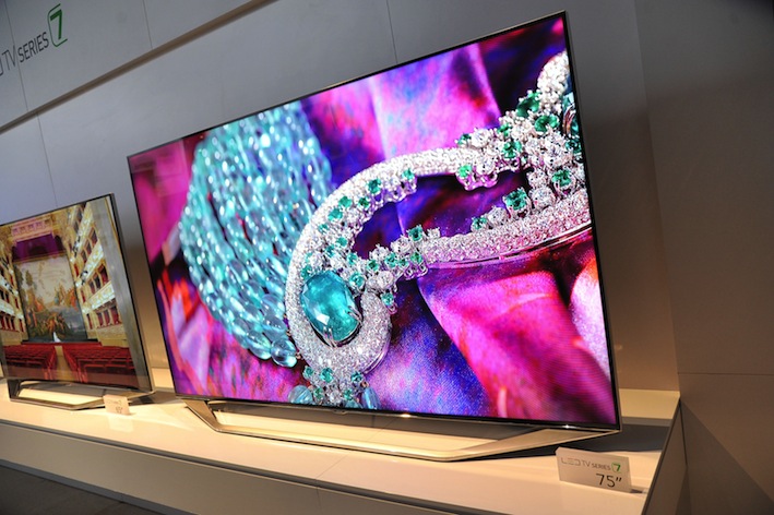 TV-Bilder, die zum Eintauchen einladen, edle Designs und raffinierte Klangwelten: Die neuen Samsung UHD und Smart TVs setzen nicht nur in puncto Bildqualität und Design, sondern auch mit vielfältigen Anwendungen und Inhalten neue Maßstäbe.