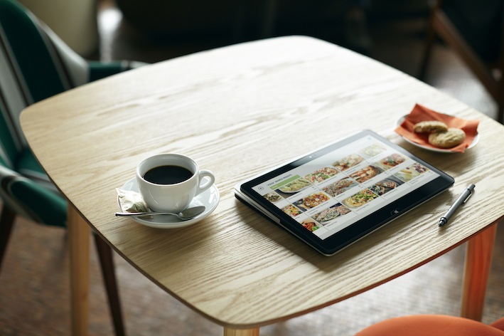 Im Tablet-Modus eignet sich das VAIO® Fit 11A multi-flip™ ideal, um Apps zu durchsuchen oder mit dem drucksensitiven, kugelschreiberähnlichen Eingabestift [1] Notizen zu machen oder Ideen zu skizzieren. Um diese Ideen und Bilder schnell und unkompliziert mit anderen zu teilen, wird der Bildschirm dann einfach in den Kino-Modus geschwenkt.
