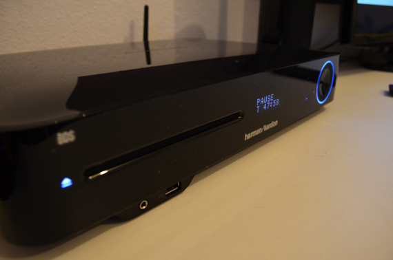 Die blaue Beleuchtung in der Front des Blu-ray-Players sorgt in Kombination mit den abgeschrägten Kanten für futuristischen Touch.