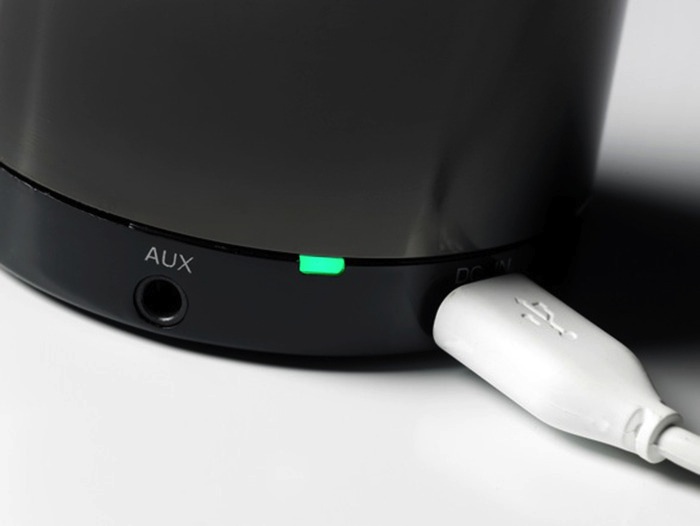 Über die kaum sichtbare USB-Buchse im unteren Gehäuseabteil lässt sich der Akku der Soundcan laden. Ein dafür benötigtes USB/Mini-USB-Kabel befindet sich im Lieferumfang.