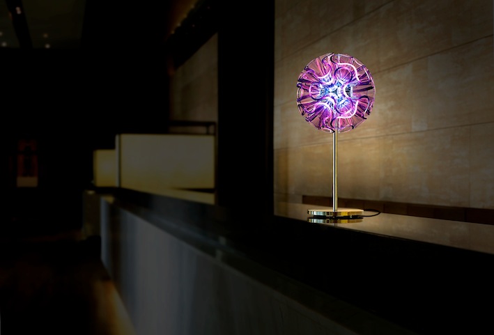 Für die Beleuchtungsserie „Coral“ ließen wir uns von den prachtvollen Korallen der Ozeane inspirieren. So wie ihre lebenden Verwandten die Lichtstrahlen im Meer reflektieren so zaubern unser „Korallen“ einzigartige Effekte in die Umgebung überall da wo sie Tische, Decken oder Böden schmücken.