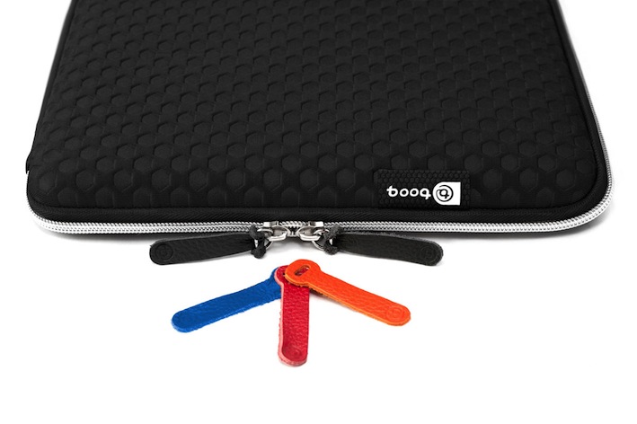 Im Lieferumfang sind zwei schwarze Reißverschlussanhänger aus Leder sowie je einer in Blau, Rot und Orange enthalten.