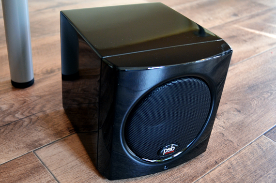 Der Subwoofer findet Platz unter dem Schreibtisch und ist wie die PS1 in ein hochglänzendes, schwarzes Kleid gehüllt. Auch das kurvige Design passt hervorragend zum Stereo-Set.