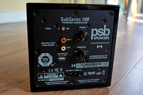 Der Anschluss erfolgt über ein Y-Subwoofer-Kabel. Über die Drehregler können Sie den Tiefton an Ihre Räumlichkeiten anpassen.
