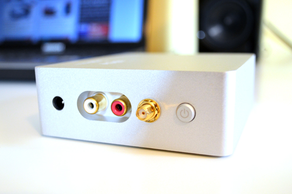 Auch hier sind die Eingänge eindeutig. Innerhalb weniger Sekunden sind die Kabel eingesteckt und die Bluetooth-Antenne installiert.