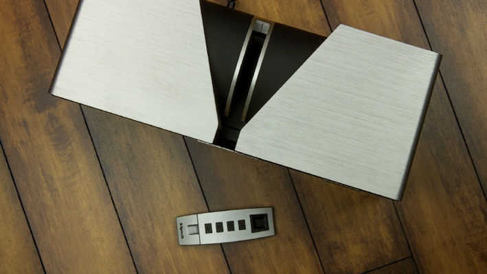 Auch aus der Vogelperspektive macht das kompakte 2.1-Set von Klipsch einen äusserst ansprechenden Eindruck. Wie die Stadium, ist auch die zum Lieferumfang gehörige Fernbedienung optisch zurückhaltend gestaltet.