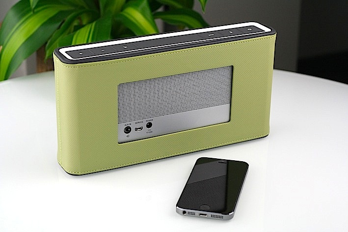 Auf der Rückseite des SoundLink Bluetooth Speaker III befinden sich neben einer Netzbuchse (rechts) und einem Mini-USB-Port (Mitte, für Servicezwecke) auf ein AUX-Eingang, über den eine analoge Audioquelle verbunden werden kann.
