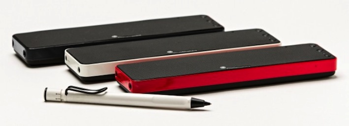 Dank des modernen Designs mit Hochglanz-Oberflächen in rot, schwarz oder weiß kann sich der Dash 7 nicht nur hören, sondern definitiv auch sehen lassen. Zudem passt der kleine Lautsprecher mit seinen geringen Abmessungen optisch perfekt zu den aktuellen Smartphones und Tablet-PCs.