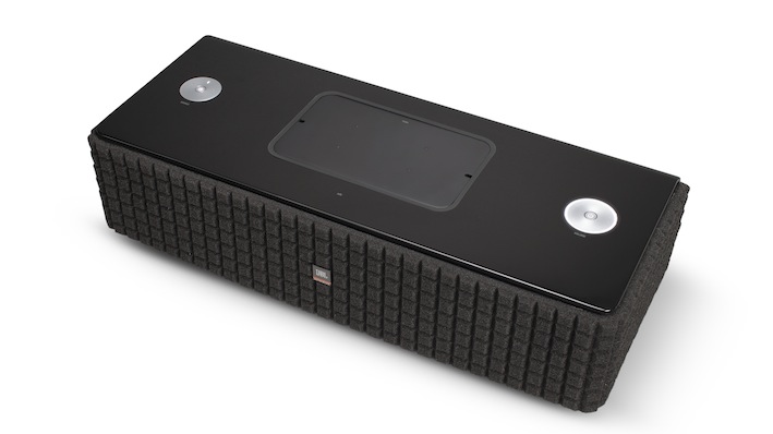 Das JBL Authentics L8 Lautsprechersystem kommt im modernen, schwarz-glänzenden Echtholz-Chassis. Unter dem abnehmbaren Grill der Zwei-Wege-Einheit verstecken sich vier Treiber mit je 30 Watt Leistung, ein starker Woofer sorgt für ausgewogene Präsenz in den unteren Frequenzbereichen.