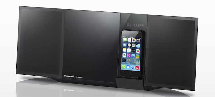 SC-PMX7DB: Kompakter High-Ender als Version für Digitalradiofans:
Das kompakte High-End HiFi System SC-PMX7 mit 2 x 60 Watt (RMS) Ausgangsleistung gibt es ab April 2014 auch in einer Version für alle Digitalradiofans und die, die es werden wollen – zu erkennen an der „DB“-Endung im Modellnamen. Seine hervorragende Klangqualität spielt es außerdem von CD, USB-Speichern, über den UKW-Tuner und in reinster Audioqualität vom integrierten iPhone 5 Dock aus. Musikfans können ihre Musik außerdem per Bluetooth mühelos an das SC-PMX7DB streamen.
SC-HC49DB: Schlankes Design System der vielen Möglichkeiten
Klarer Klang, dynamische Bässe und Blickfang-Qualitäten: Das SC-HC49DB bringt alles harmonisch zusammen. Die zweite Generation des LincsD Verstärkers sorgt für viel Klanggenuss mit 40 Watt (RMS) Ausgangsleistung im DAB+/UKW Betrieb sowie bei Wiedergaben über das iPhone 5 Dock, von CD und vielen anderen Geräten vom iPad bis zum USB-Speicher. Über Bluetooth – kinderleicht zu koppeln dank NFC Technologie – können Anwender außerdem Musik an das SC-HC49DB streamen.