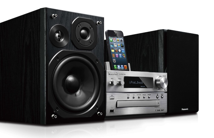 SC-PMX9DB: Das HiFi-Highlight 2013 jetzt mit DAB+ Empfang:
Aus dem SC-PMX9 wird das SC-PMX9DB. Panasonic ergänzt das Leistungsspektrum des HiFi-Highlights aus 2013 um den DAB+ Empfang. Eine herausragende Klangqualität, hochwertige 3-Wege-Bassreflex-Lautsprecher und 120 Watt (RMS) Ausgangsleistung machen aus dem Digitalradio den reinsten Hörgenuss. Premiumansprüche erfüllt das SC-PMX9DB außerdem mit seiner medialen Vielfalt dank iPhone 5 Dock, USB-Anschluss und Stereo-Cinch-Eingang sowie Airplay, DLNA und Bluetooth zum Streamen von Musik.